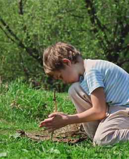 Un enfant qui essaie de faire un feu