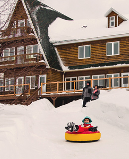 Un enfant qui glisse sur une chambre à air 