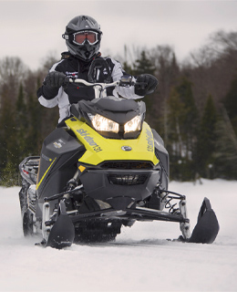 Une personne en motoneige 