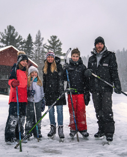 Une famille en patin sur le lac