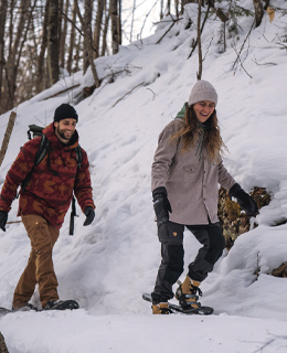 Un couple qui fait de la raquette