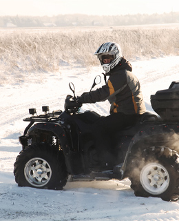 Une personne qui fait du VTT en hiver