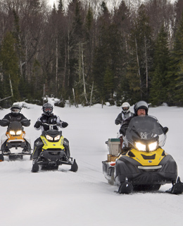 Groupe de motoneigistes.