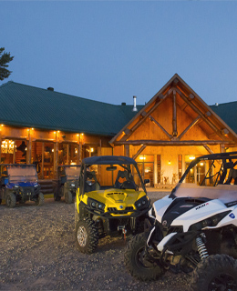 Plusieurs quads devant une auberge.