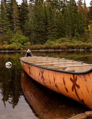 Un rabaska dans un lac.