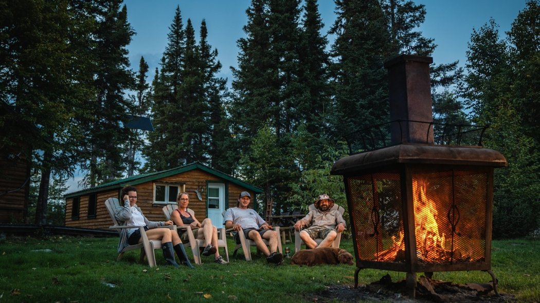Un groupe d'amis qui relaxe au bord du feu
