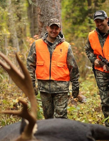 Deux chasseurs avec leur orignal