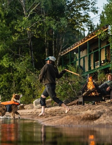 Un groupe sur la plage avec un chien dans l'eau