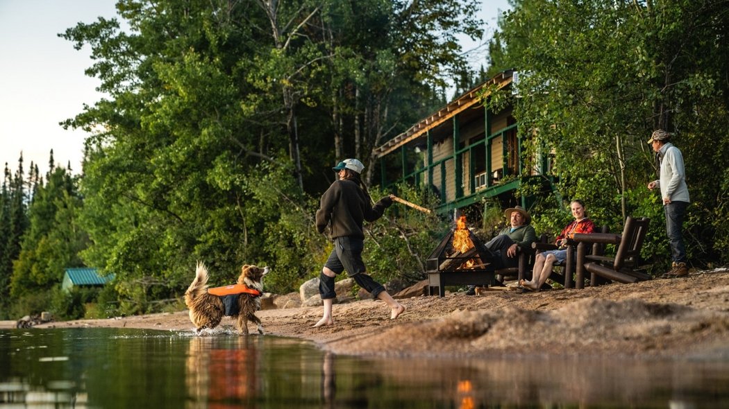 Un groupe sur la plage avec un chien dans l'eau