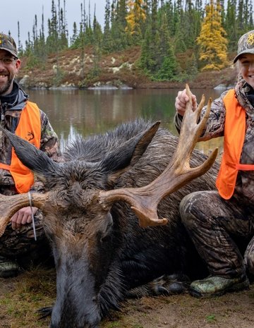 Deux chasseurs et leur orignal
