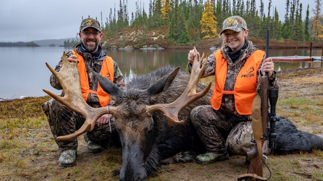 Deux chasseurs et leur orignal