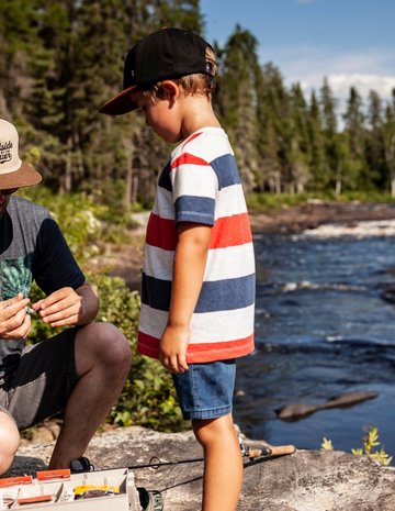 Un papa qui initie ses enfants à la pêche