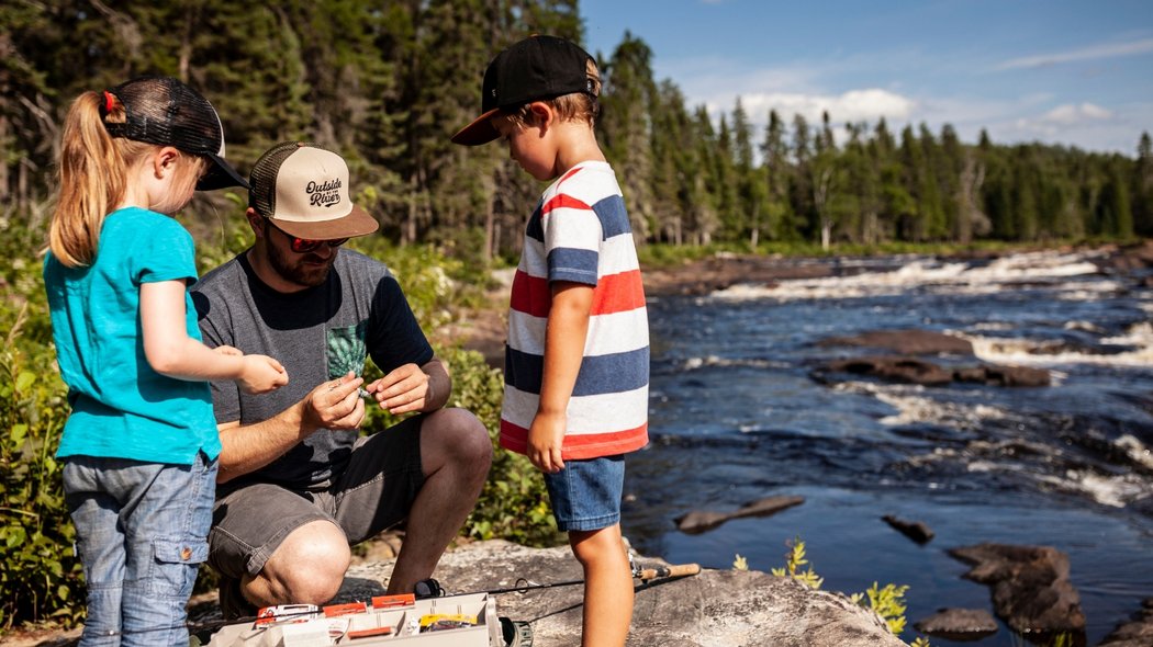 Un papa qui initie ses enfants à la pêche