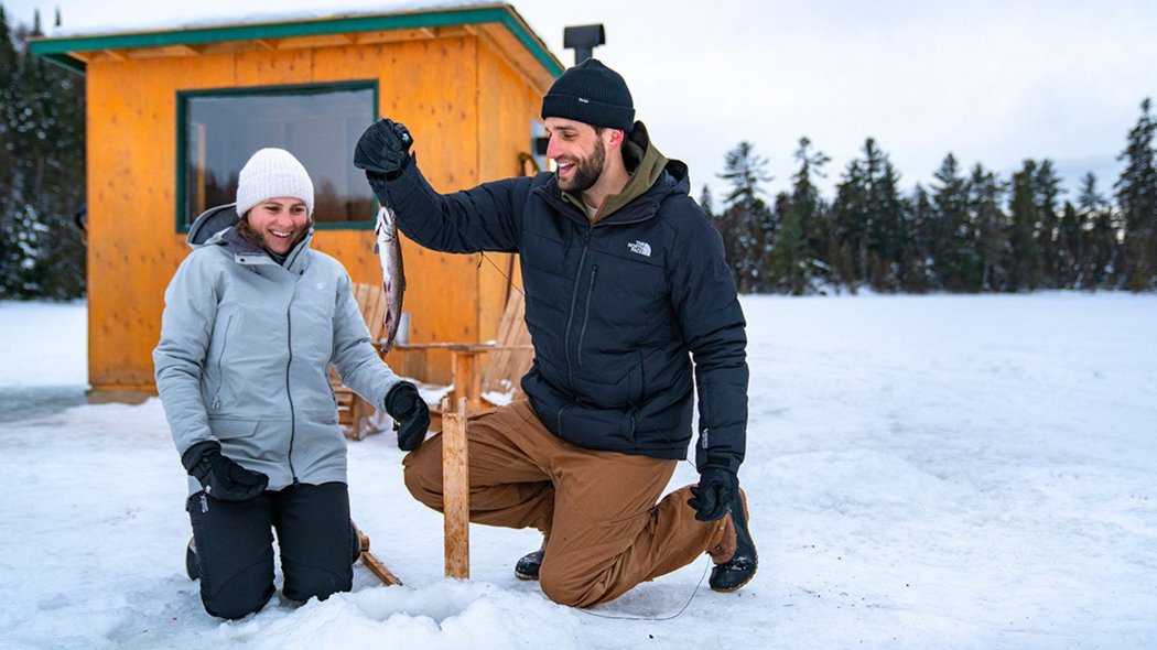 Deux personnes faisant de la pêche blanche en pourvoirie