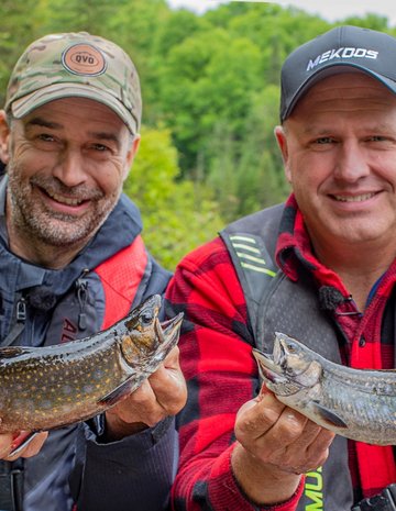 Deux pêcheurs montrant leur truite