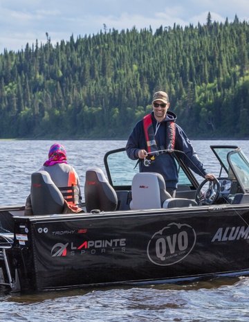 Un groupe de pêcheurs dans un bateau