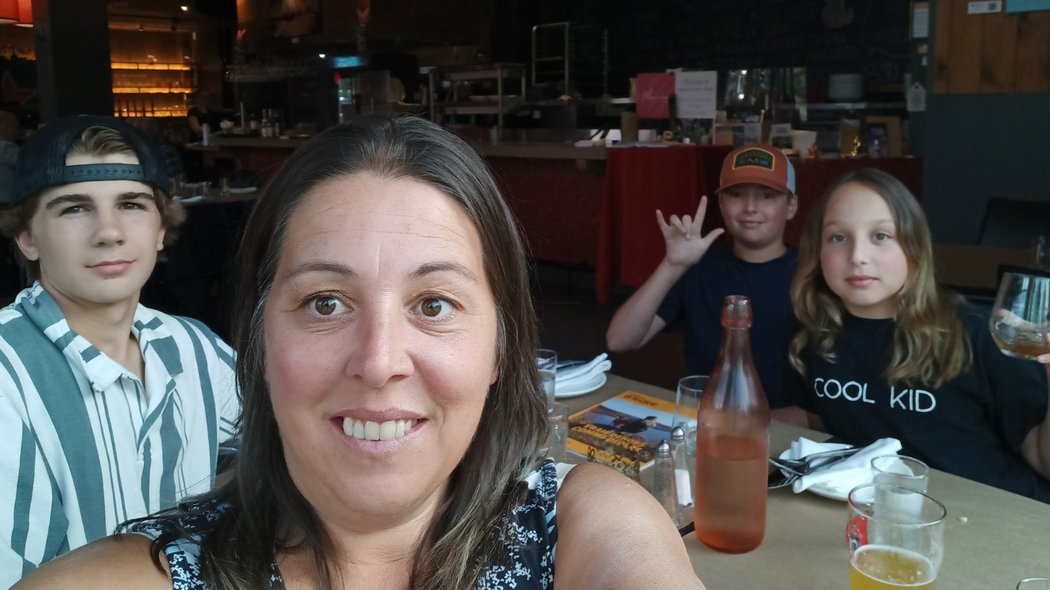 Une maman avec ses enfants au restaurant