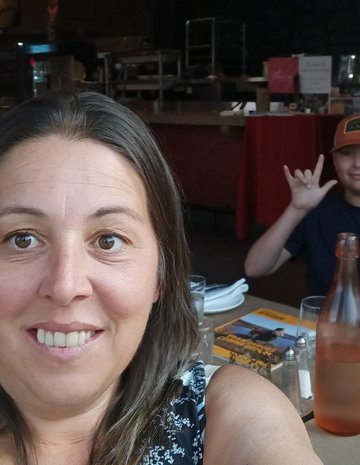 Une maman avec ses enfants au restaurant