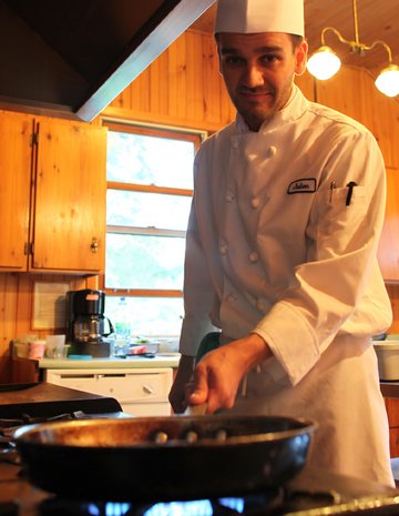 Un chef dans sa cuisine à la pourvoirie Kenauk Nature.