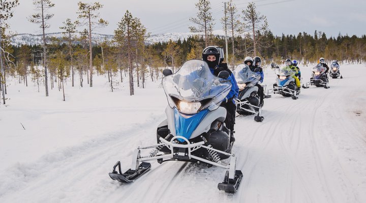 Groupe de motoneigistes.