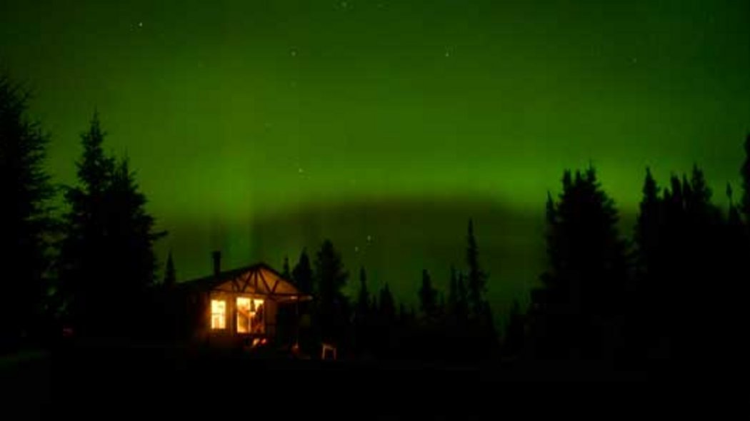 Chalet avec un ciel vert.