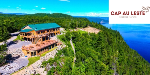 Auberge du Cap-au-Leste avec vue sur le fjord et logo