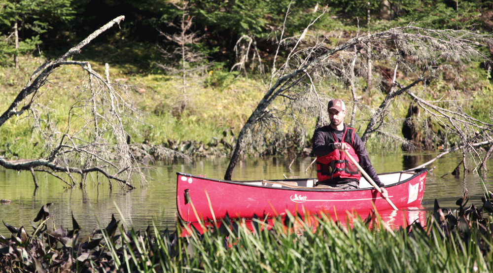 Un homme en canot