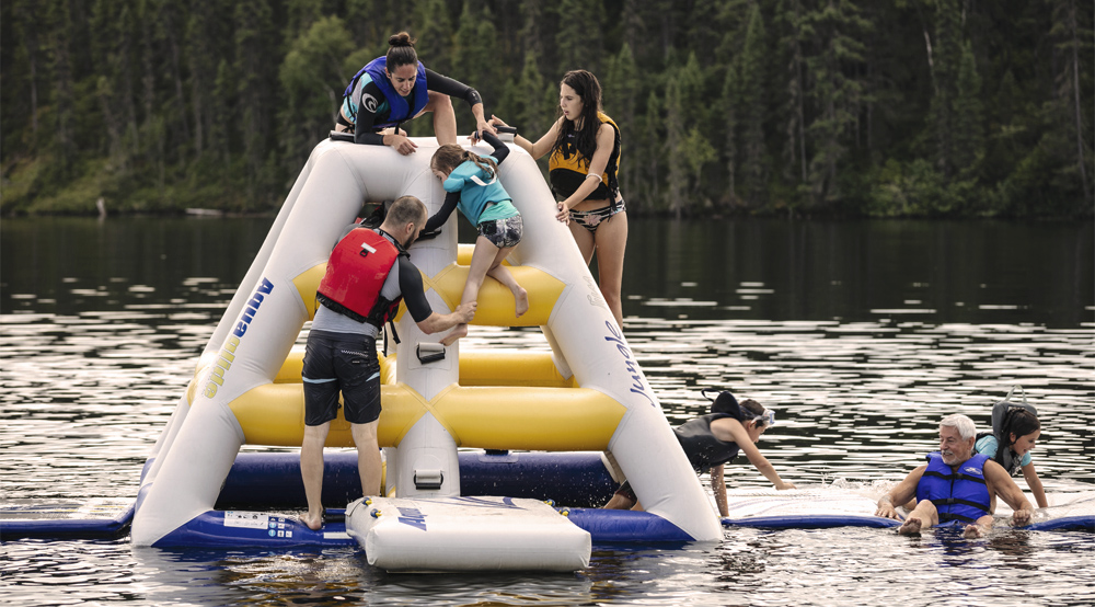 Un groupe jouant dans un module de jeu sur l'eau