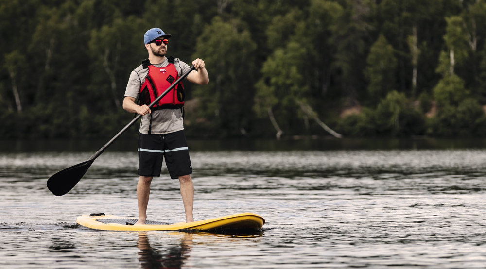 Un homme sur une planche à pagaie