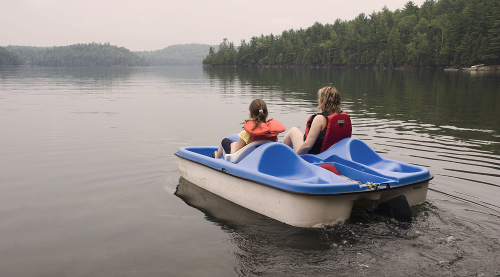 Deux personnes en pédalo