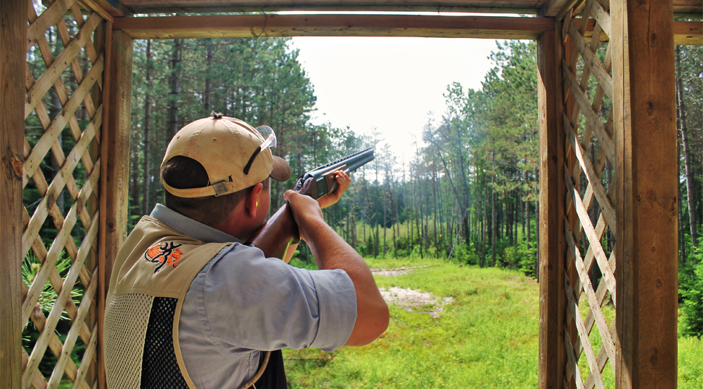 Quelqu'un qui tire au pigeon d'argile