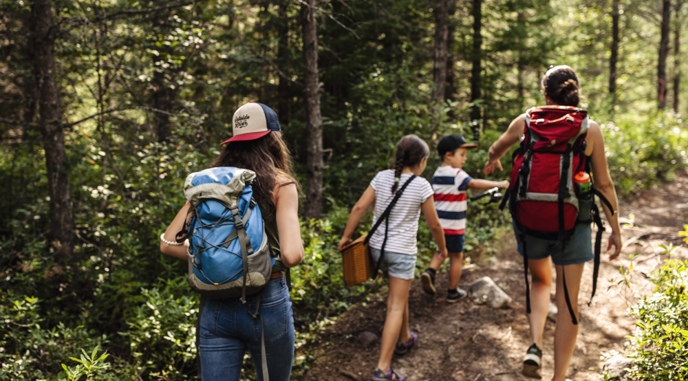 Une famille en randonnée 