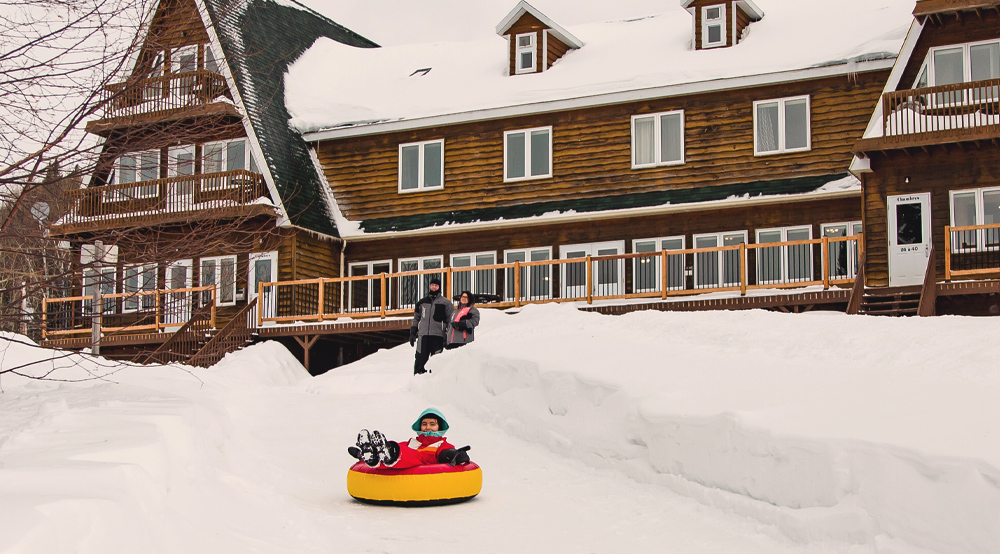 Une petite fille en glissade sur une chambre à air
