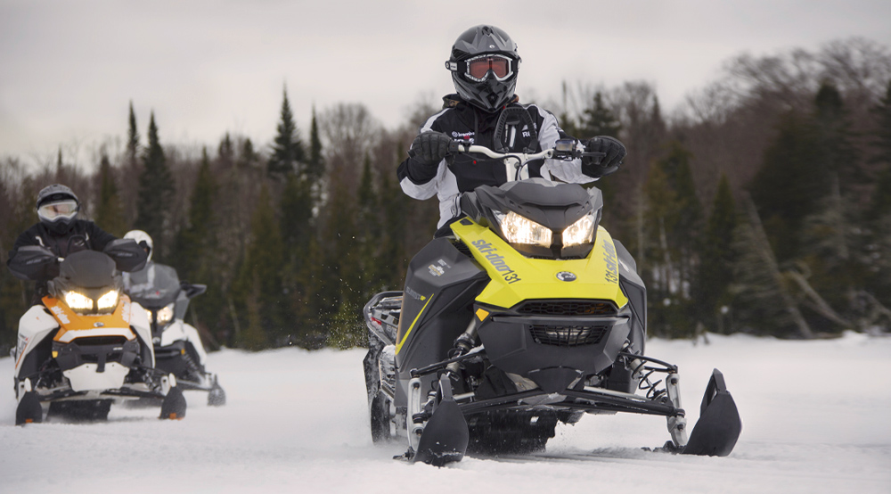 Deux personnes à motoneige 