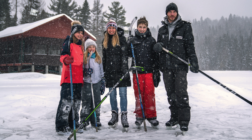 Une famille qui fait du patin sur le lac