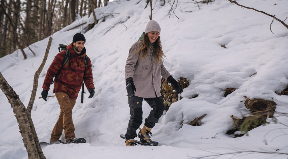 Un couple qui fait de la raquette