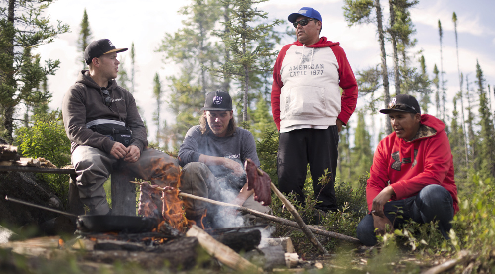 Des gens faisant un feu dans la forêt
