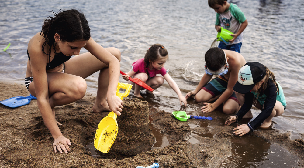 Des enfants jouant sur la plage