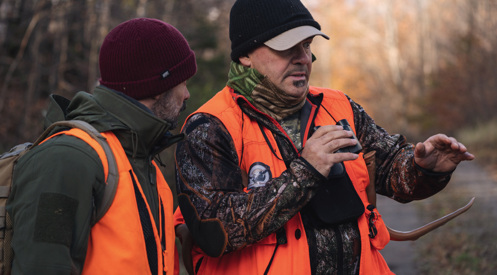 Un guide de chasse conseille un autre homme.