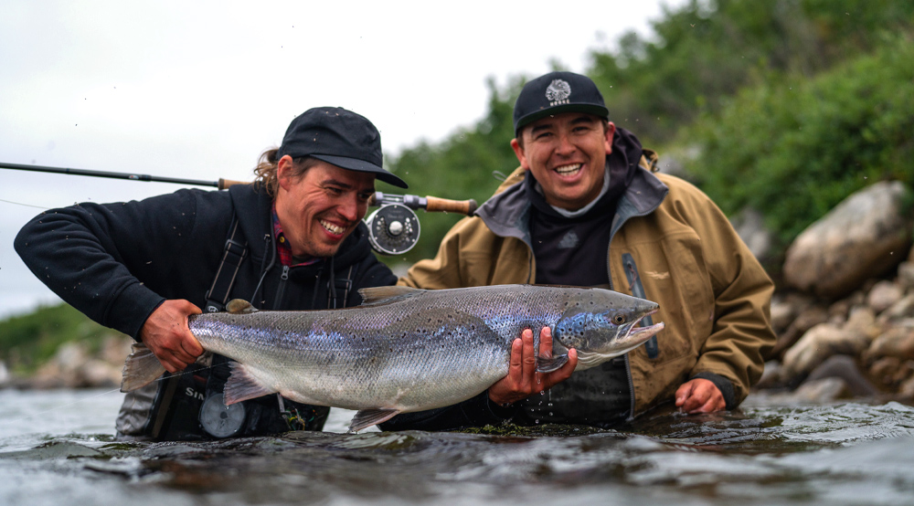Deux pêcheurs avec un saumon