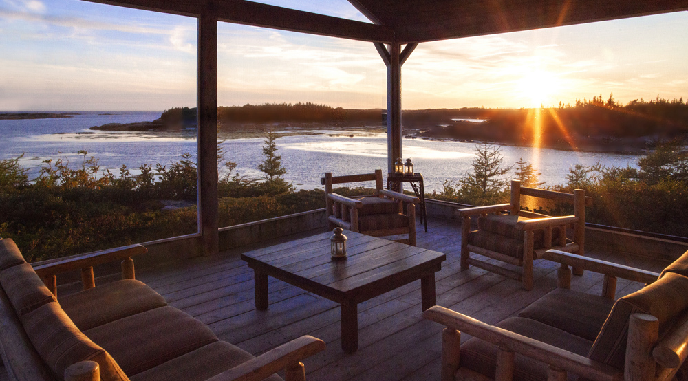 Une terrasse avec le coucher du soleil
