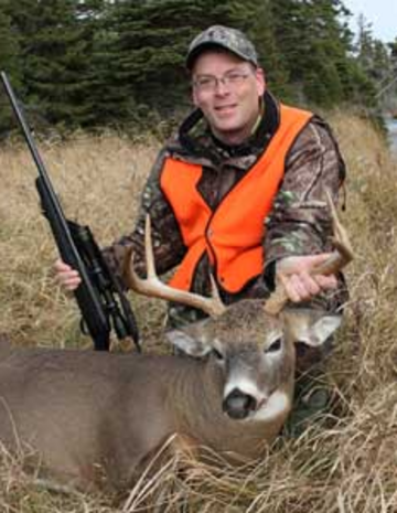 Un homme qui a chassé un cerf de Virginie.